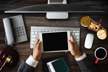 Adalet ve hukuk kavramı. Laptoplu avukat işyeri ve not defterli belgeler, akıllı ev. en üstteki görünüm
