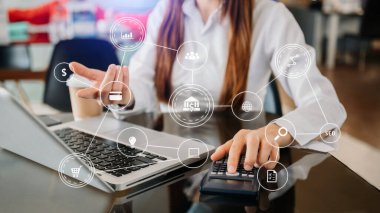 Dijital pazarlama medya sitesi reklamı, sosyal ağ, SEO, sanal ekranda mobil uygulama. 