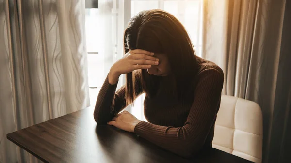 Donna Seduta Depressione Stare Vicino Alla Finestra Ansia Copia Spazio — Foto Stock