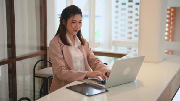 Office Work Brainstorming Desk Woman Typing Laptop Keyboard — Stock video