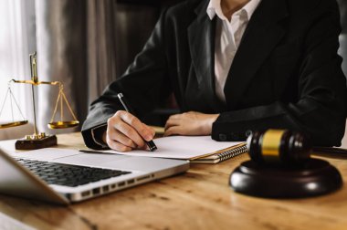 Hukuk ve adalet kavramı, masa başında kağıtlarla çalışan avukatlar. 