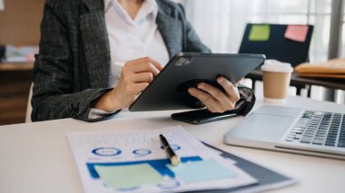 Sunum yapan iş kadını, tablet ve dizüstü bilgisayarla finansal beyin fırtınası  