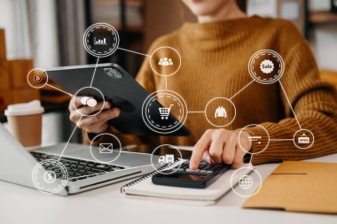 Masadaki iş kadını dijital tablet ve dizüstü bilgisayarla çalışıyor 