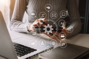 Masadaki iş kadını dijital tablet ve dizüstü bilgisayarla çalışıyor 