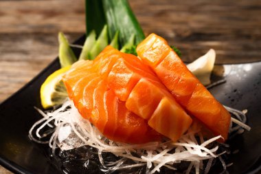 Çiğ lezzetli somon balığı, limon dilimli Asya deniz ürünleri. 