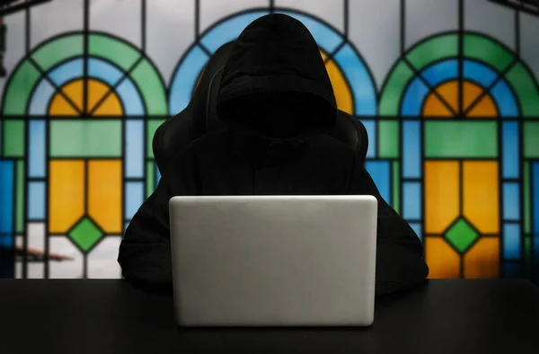 Hacker Black Hoodie Using Computer — Foto Stock