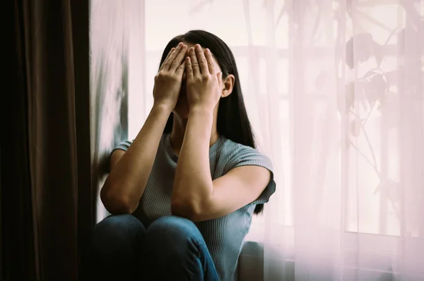 Плачущая Женщина Депрессии Покрывает Лицо Дома Комнате — стоковое фото