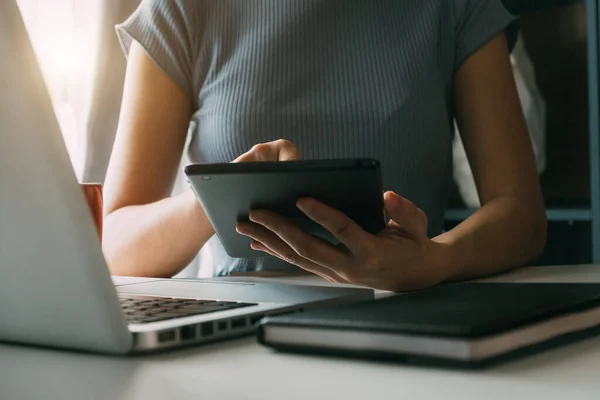 Mulher Negócios Mesa Trabalho Com Tablet Digital Laptop — Fotografia de Stock