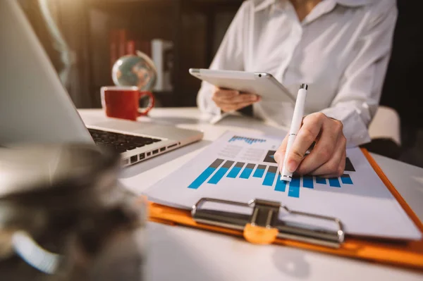 Businesswoman Working Desk Papers Tablet — Stockfoto