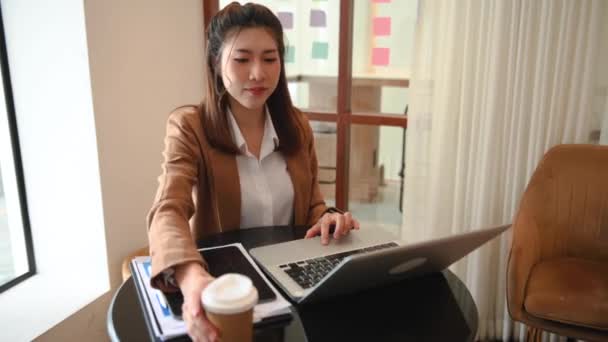 Office Work Brainstorming Desk Woman Typing Laptop Keyboard Drinking Coffee — ストック動画