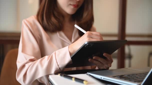 Businesswoman Using Digital Tablet Office — Vídeo de Stock