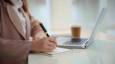 Ofis işi, masa başında beyin fırtınası, notlar. 