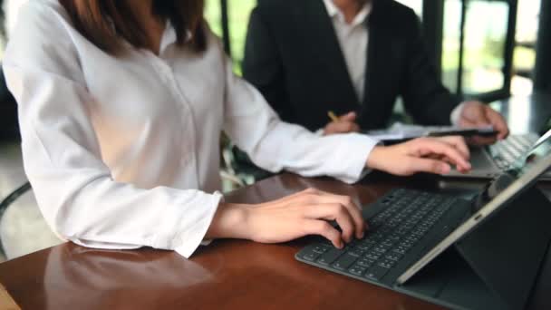 Office Work Brainstorming Desk Businesspeople Typing Laptop Keyboard — Vídeo de Stock