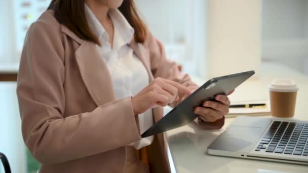 Businesswoman Using Digital Tablet Laptop Coffee Office Desk Table — Vídeo de Stock