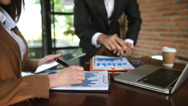 Businesspeople Office Desk Woman Papers Man Laptop Pen — Vídeos de Stock