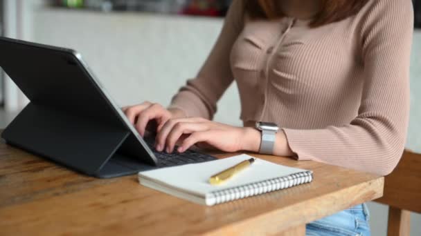 Woman Typing Laptop Keyboard Desk Office — ストック動画
