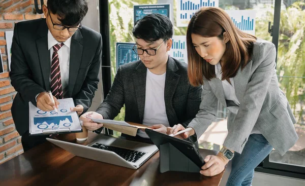 Three Asian Business Partners Office Desk Laptop Papers Tablet — Φωτογραφία Αρχείου