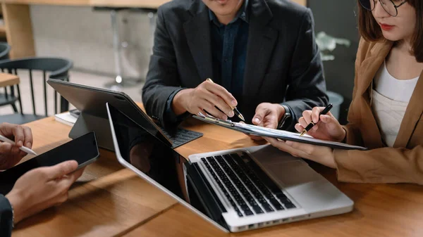 Business Team Meeting Colleagues Desk Using Laptops Folder Documents Mobile — Stok fotoğraf