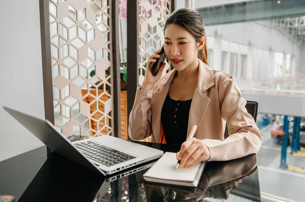 Business Asian Woman Talking Phone Using Laptop Desk — Stock fotografie