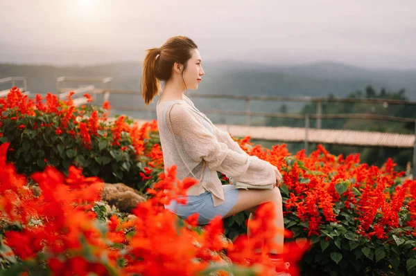 Asian Woman Sitting Nature Looking Red Flowers — Foto de Stock