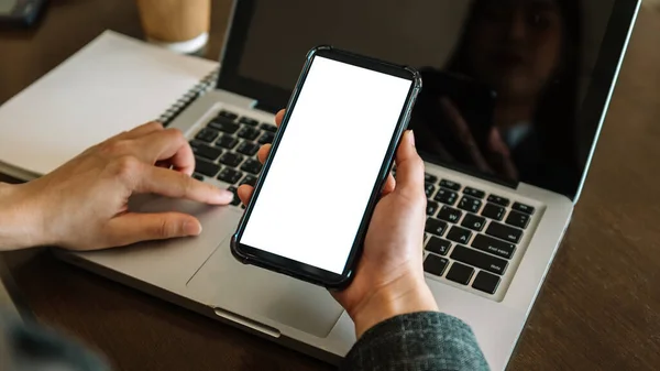 Žena Používající Prázdný Tablet Perem Tmavém Moderním Kancelářském Stole Kancelářskými — Stock fotografie