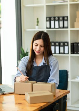 Küçük işletme girişimcisi KOBİ 'de çalışan serbest çalışan kadın, masa, ambalaj, ticaret konsepti