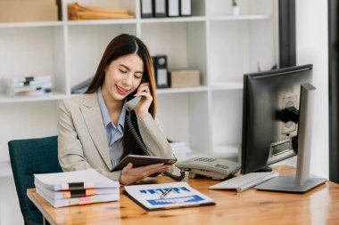 telefonda konuşurken Asya iş kadını