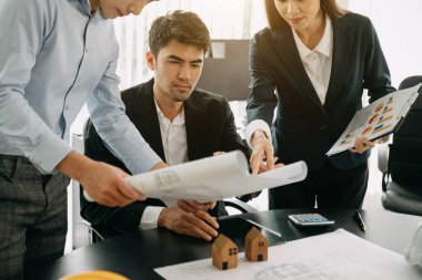 Mimari proje için mühendisler toplantısı. Planlar üzerinde çalışıyorum.