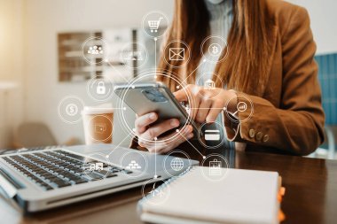 Dijital pazarlama medya sitesi reklamı, sosyal ağ, SEO, akıllı telefon uygulaması. Dizüstü bilgisayar ve akıllı telefonla çalışan iş kadını 