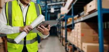 Depoda mimar planları olan bir mühendis. Mühendislik, inşaat, şehir hayatı ve gelecek kavramı..