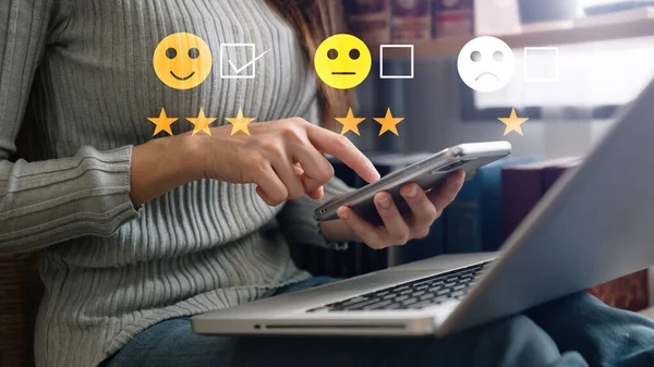 Calificación Servicio Concepto Satisfacción Mujer Con Laptop Smartphone Estrellas Rating — Foto de Stock