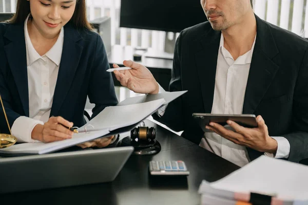 Businesswoman Lawyer Discussing Contract Papers Sitting Table Concepts Law Advice — Stockfoto