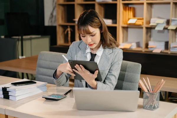 使用平板电脑在办公室工作的年轻亚洲女商人 — 图库照片