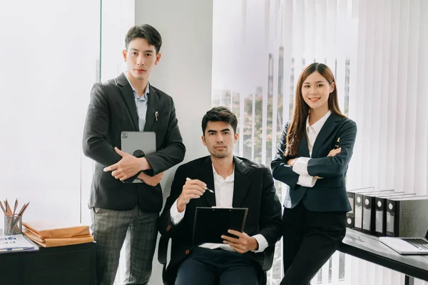 Affärspartners Sitter Kontoret Och Ler Mot Kameran Framgångsrikt Asiatiskt Affärsteam — Stockfoto