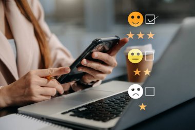 Müşteri hizmetleri değerlendirme konsepti. Mobile kullanan bir kadın, gülen surat. 