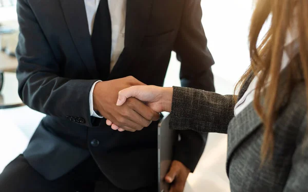 Företag Medarbetare Hand Hand Deras Partnerskap Deal — Stockfoto