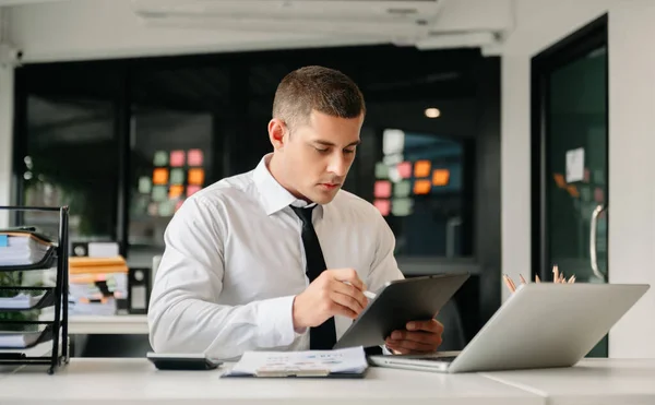 Affärsman Som Använder Digital Surfplatta När Han Sitter Ett Modernt — Stockfoto