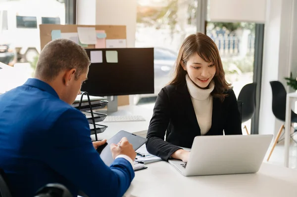 Två Personer Vid Skrivbordet Affärsmän Som Arbetar Tillsammans Med Bärbar — Stockfoto