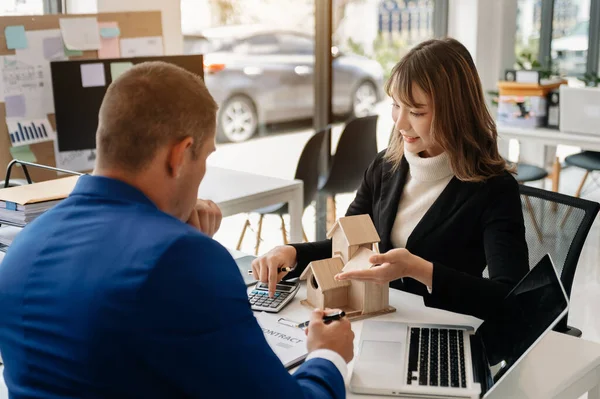 Agente Agente Bienes Raíces Que Presenta Consulta Cliente Toma Decisiones — Foto de Stock