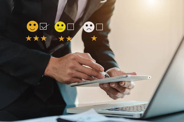 Concepto Evaluación Del Servicio Cliente Hombre Negocios Usando Tableta Emoticonos — Foto de Stock