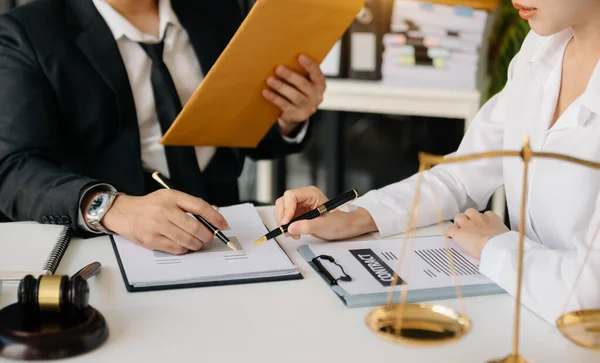 Empresário Com Advogado Mesa Tendo Consultado Conferência — Fotografia de Stock