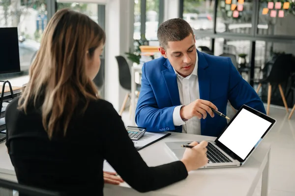 Affärskvinnor Arbetar Och Diskuterar Sina Affärsplaner Medarbetare Förklarar Och Visar — Stockfoto