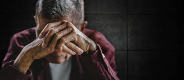 Üst düzey bir adam elleriyle yüzünü kapatıyor. Depresyon ve endişe 