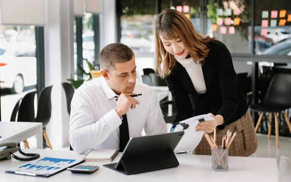 Dos Jóvenes Colegas Negocios Que Trabajan Una Computadora Portátil Oficina — Foto de Stock