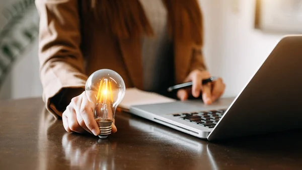 Empresária Mostrando Lâmpada Iluminada Usando Laptop Mesa — Fotografia de Stock