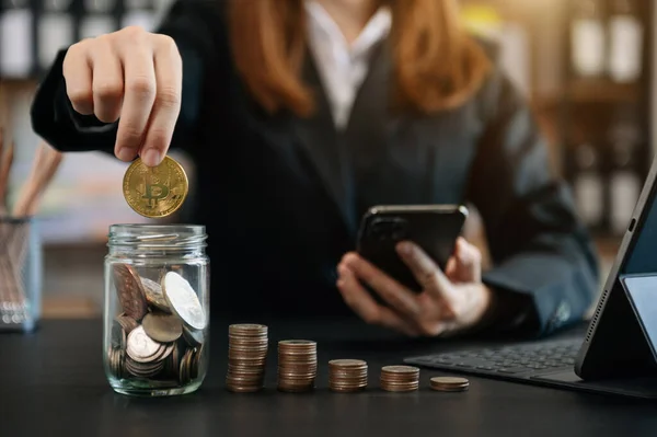 Ahorrar Dinero Mujer Poniendo Monedas Jarra Vidrio Celebración Teléfono Móvil —  Fotos de Stock