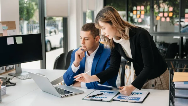 Equipe Gerentes Criativos Trabalhando Com Novo Projeto Startup Escritório Equipa — Fotografia de Stock