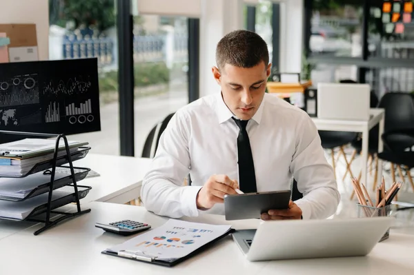 Affärsman Som Arbetar Kontoret Skrivbord Med Bärbar Dator Anteckningar Papperet — Stockfoto