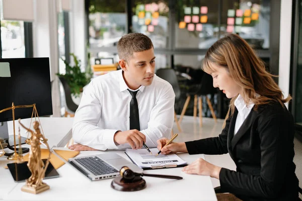 Equipe Negócios Advogados Discutindo Papéis Contratuais Sentados Mesa Conceitos Direito — Fotografia de Stock