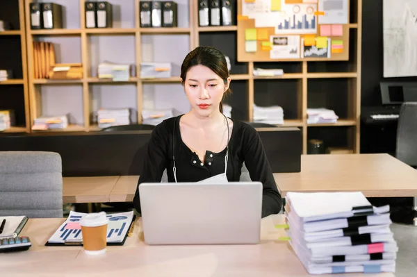 Asijská Žena Sedí Kancelářském Stole Kávou Notebookem Papíry — Stock fotografie